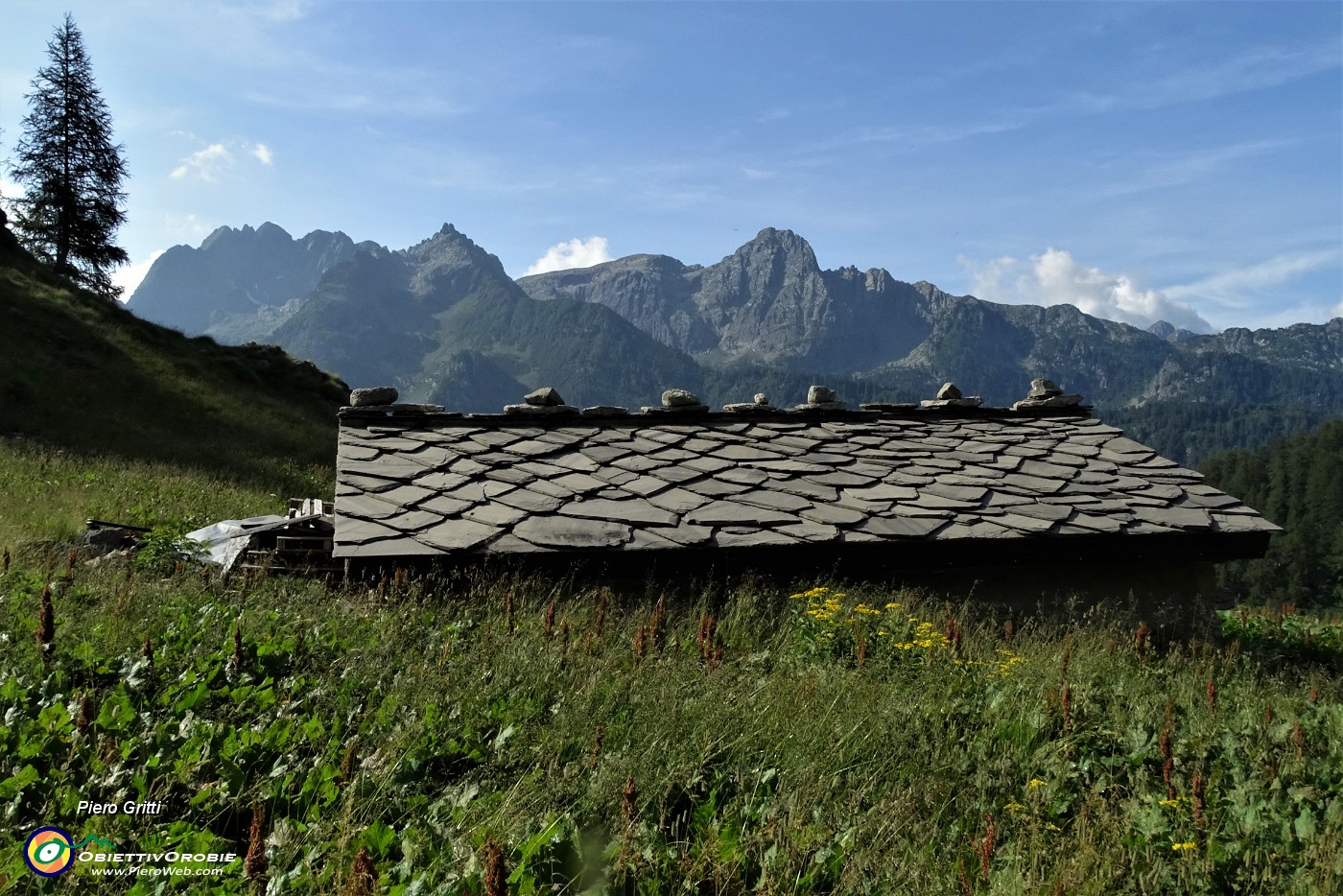 21 Passaggio alla Baita Vecchia (1862 m) con vista  verso il Pizzo del Becco.JPG